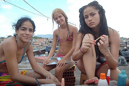 Kika Farias, Amanda Diniz e Nanda Costa em cena do filme "Sonhos Roubados", de Sandra Werneck