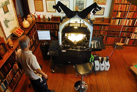 A mquina-rob "Maria Bonita", que digitaliza livros e documentos raros da coleo de Jos Mindlin doada  Brasiliana da USP