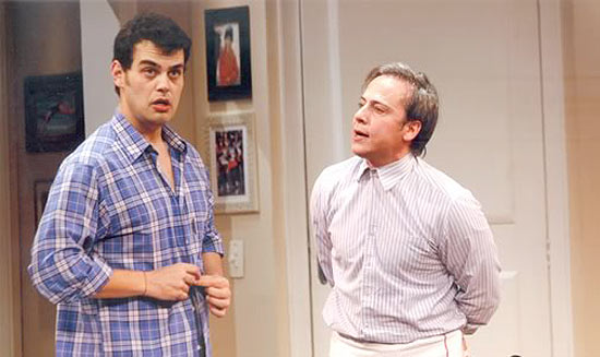 Carmo Dalla Vecchia (à esquerda) é protagonista da peça "Estranho Casal", ao lado de Edson Fieschi (à direita)