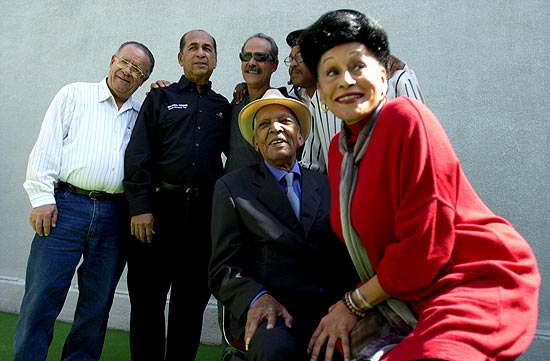 Texto: Members of the Cuban band Buena Vista Social Club pose for a
 photo prior to a press conference in Mexico City, Mexico Wednesday Feb.
 26, 2003. From left, Guajiro Mirabal, Cachaito Lopez, Barbarito Torres,
 Juan de Marcos, Compay Segundo, seated, and Omara Portuondo. The group 
is in Mexico City for the second time in five months to give a concert. 
(AP Photo/Jose Luis Magana)