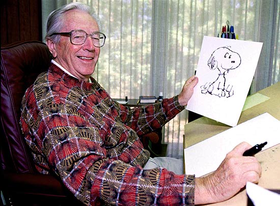 Charles Schulz segura desenho de Snoopy; L&PM lana este ms terceiro volume das obras completas