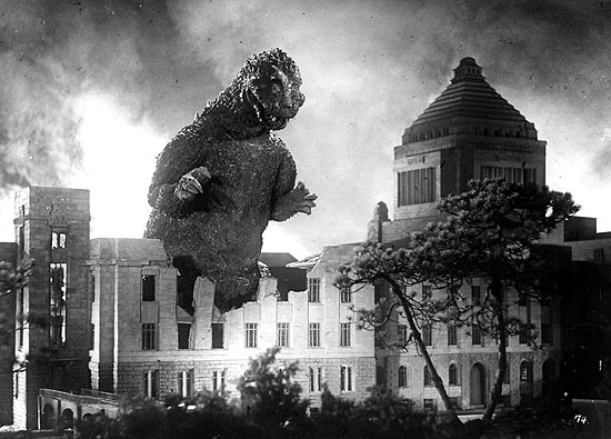 Cena do filme "Godzilla" (foto), de 1954; monstro volta às raízes em sequência de ação