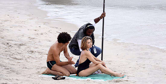 A atriz Maitê Proença nas gravações de &quot;Passione&quot; na praia Barra de Guaratiba, no Rio de Janeiro
