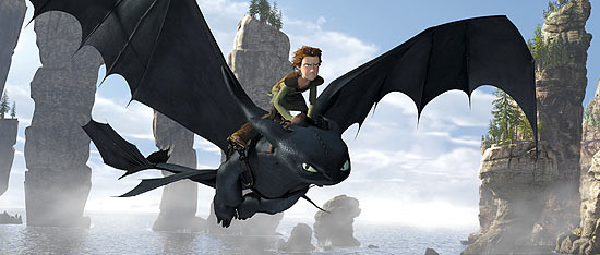 Texto: Cinema: o personagem Soluo voa com seu drago, Banguela, em cena do filme "Como Treinar o seu Drago", desenho de animao grfica da produtora Dreamworks.