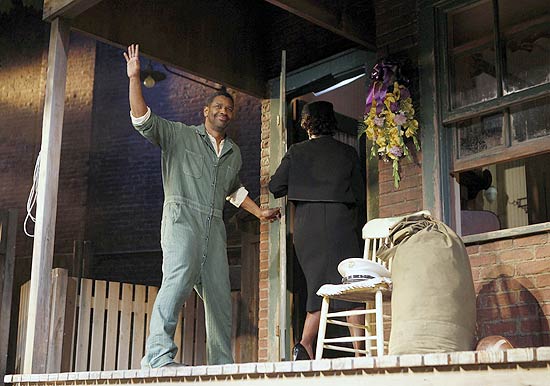 Denzel Washington em cena de "Fences"; o ator concorre ao prmio Tony