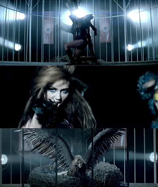 A cantora e atriz adolescente Miley Cyrus, no clipe da msica "Can't Be Tamed", primeiro single de seu novo disco