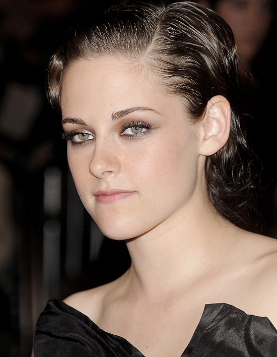A atriz Kristen Stewart pede desculpas por comparar assdio dos paparazzi a estupro