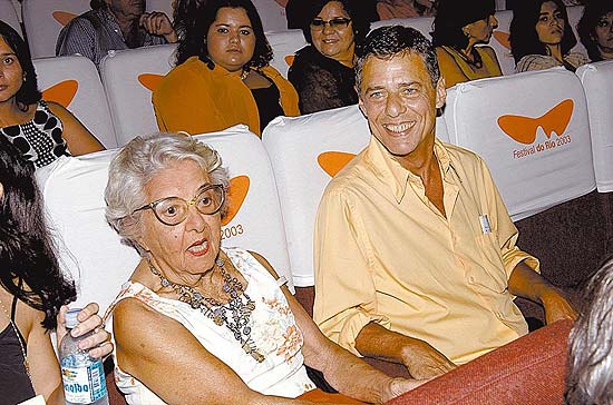 O cantor e compositor Chico Buarque de Holanda ao lado da mãe, dona Maria Amélia, que morreu ontem