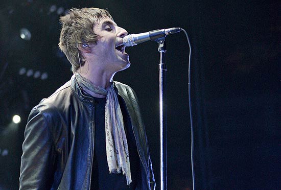 Texto: Msica: Liam Gallagher e Noel Gallager durante apresentao do Oasis em Vancouver, no Canad. Liam, left, and Noel Gallagher of Oasis perform during the start of their Canadian tour in Vancouver, B.C., on Wednesday Aug. 27, 2008. (AP Photo/Darryl Dyck - THE CANADIAN PRESS)