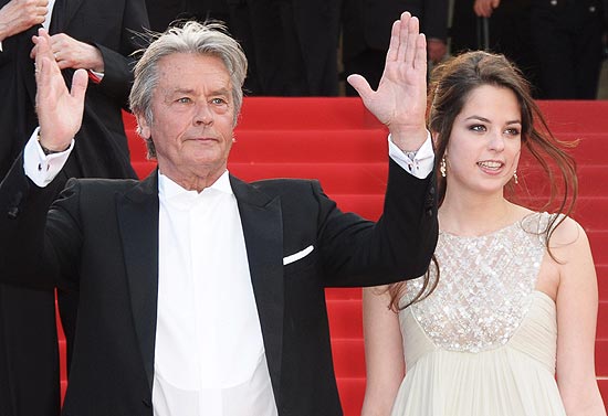 Alain Delon e sua filha Anouchka Delon posam no tapete vermelho nesta sexta-feira