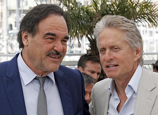 Oliver Stone e Michael Douglas lanam "Wall Street - O Dinheiro Nunca Dorme" no festival de Cannes