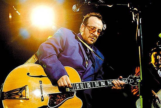 Texto: Msica: o cantor e guitarrista ingls Elvis Costello durante apresentao. (Divulgao)