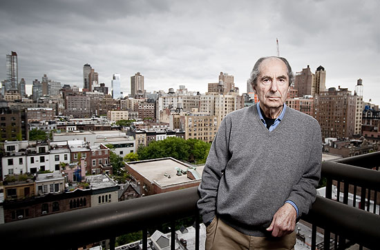 O escritor americano Philip Roth, em seu apartamento, no bairro de Upper West Side, em Manhattan