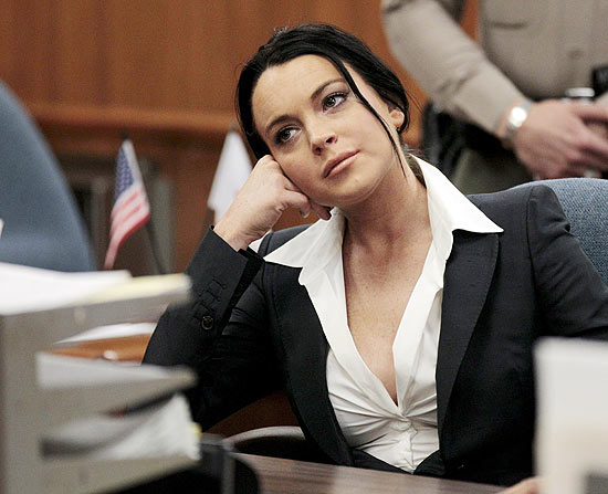 Lindsay Lohan foi nesta segunda-feira ao tribunal e foi proibida de beber álcool