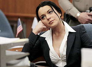 A atriz Lindsay Lohan, comparece perante o juiz para revisar seu caso por dirigir embriagada.