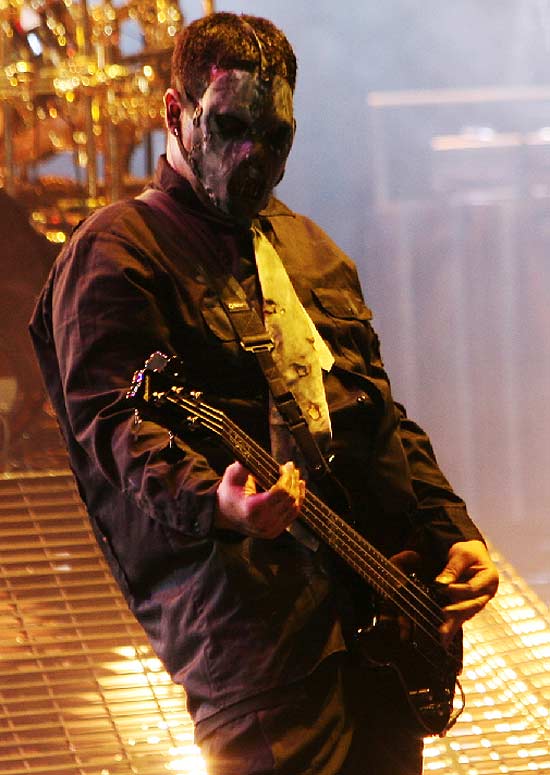 O baixista Paul Gray, do Slipknot, toca em festival em 2008