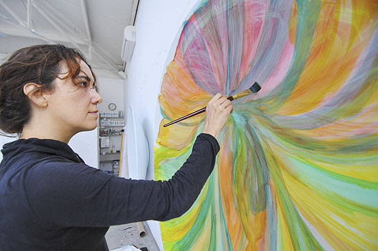 Adriana Varejao pinta em seu ateli no Rio 