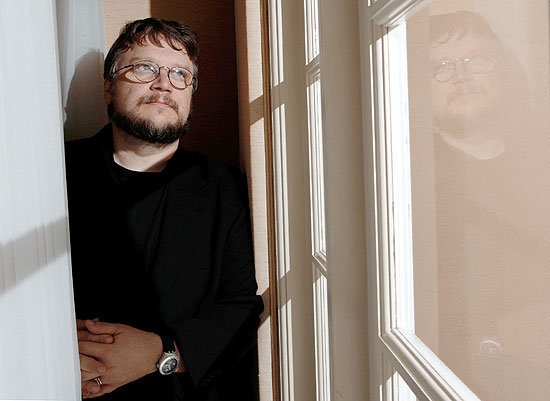 Texto: ** FILE ** In this June 30, 2008 file photo, director Guillermo del Toro poses for a portrait in Los Angeles. (AP Photo/Kevork Djansezian, file)