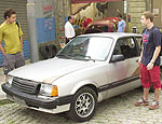 Cabeo e Maumau (Cau Reymond) compram o Ogromvel, um Chevrolet Chevette dos anos 80 que fica na histria at 2007