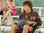 Bruno (Caio Castro) sofre acidente e o deixava preso em uma cadeira de rodas