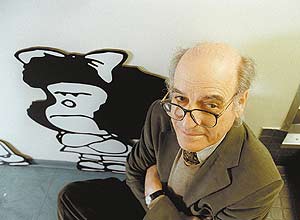 O cartunista argentino Quino posa ao lado de sua personagem Mafalda