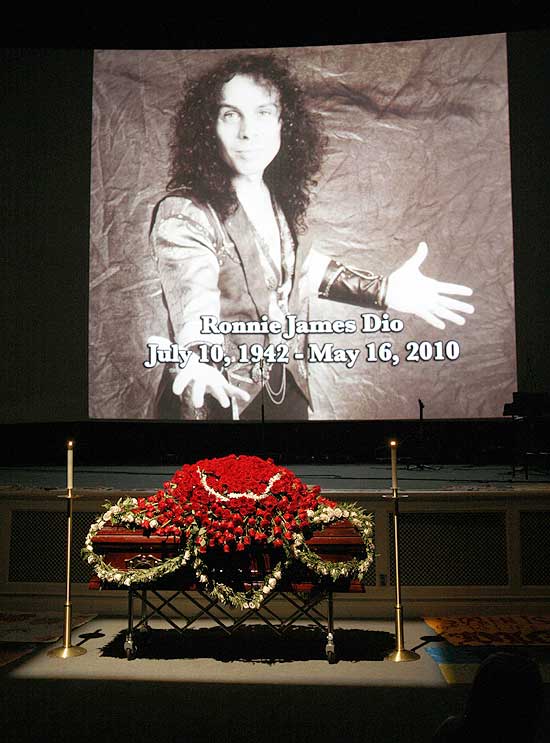 Ronnie James Dio  enterrado em Los Angeles em cerimnia no cemitrio Forest Lawn
