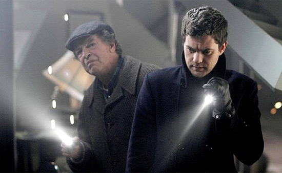 Walter (John Noble) e Peter (Joshua Jackson) em cena do seriado "Fringe"
