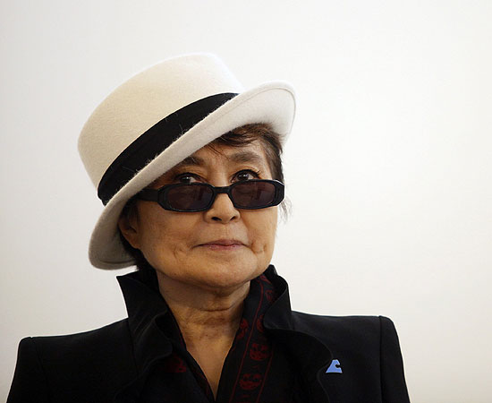 A artista Yoko Ono, que vai relançar a obra completa do marido John Lennon