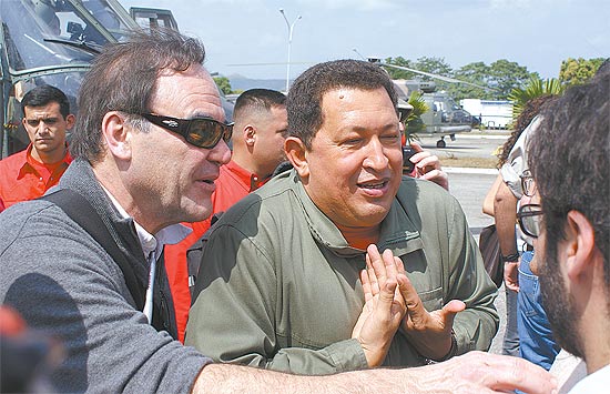 O cineasta norte-americano Oliver Stone e o presidente venezuelano Hugo Chvez em cena do filme "Ao Sul da Fronteira"