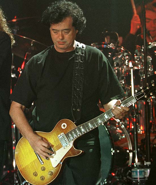 Texto: Msica: Robert Plant ( esquerda), vocalista do conjunto musical Led Zeppelin, ao lado do guitarrista Jimmy Page, durante show da banda em Istambul (Turquia). Led Zeppelin's Robert Plant, left, performs with guitarist Jimmy Page during their concert in Istanbul in this March 5, 1998, file photo. (AP Photo/Murad Sezer, file)