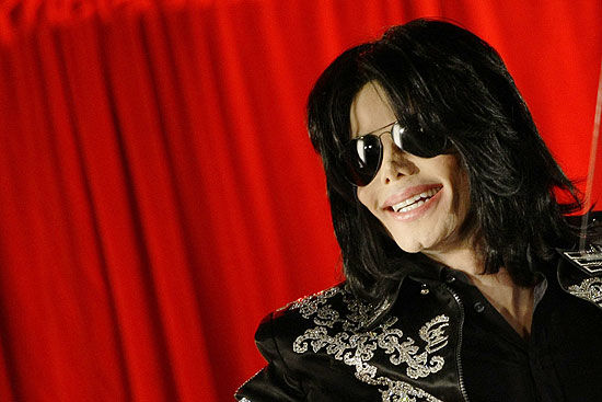 Michael Jackson sorri durante entrevista coletiva concedida no 02 Arena, em Londres, em março de 2009