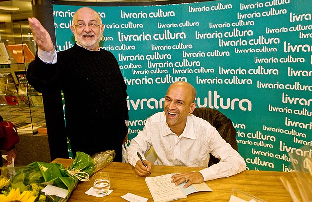 José Carlos Honorio autografa livro para o autor de novelas Silvio de Abreu