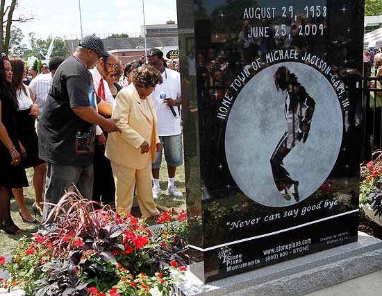 A mãe de Michael Jackson, Katherine, que inaugurou um monumento em homenagem ao cantor na cidade natal dele
