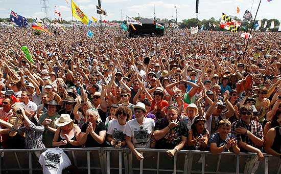 Público no show do australiano Rolf Harris, no Festival de Glastonbury, em junho deste ano