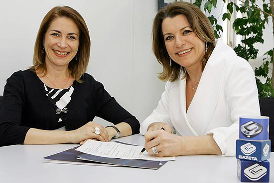 A apresentadora Olga Bongiovanni ao lado da Superintendente de Programao da TV Gazeta, Marins Rodrigues ( esquerda) 