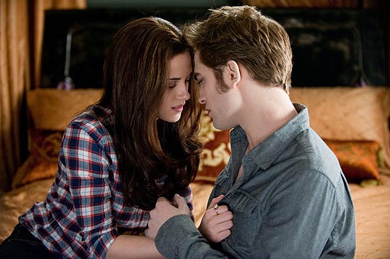Bella (Kristen Stewart) e Edward (Robert Pattinson) vivem amor proibido que gerou febre