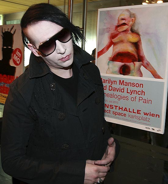 Marilyn Manson inaugura exposio em Viena com 21 quadros com temas como medo e sofrimento