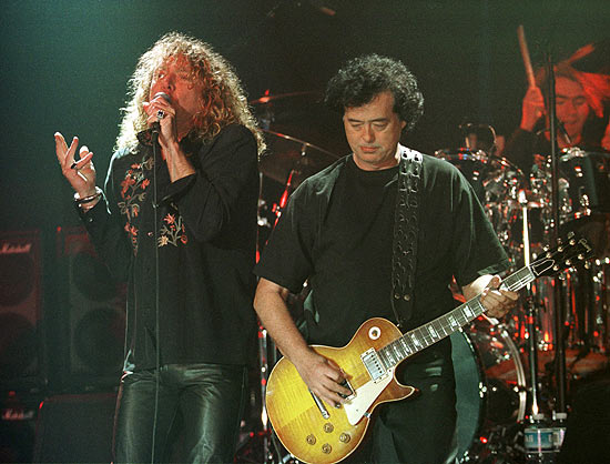 Robert Plant e Jimmy Page durante show do Led Zeppelin na Turquia em 1998