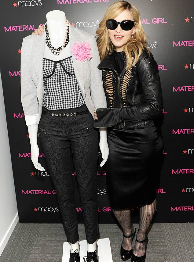 Madonna posa ao lado de um dos modelos que desenhou ao lado da filha Lourdes para a Macy's
