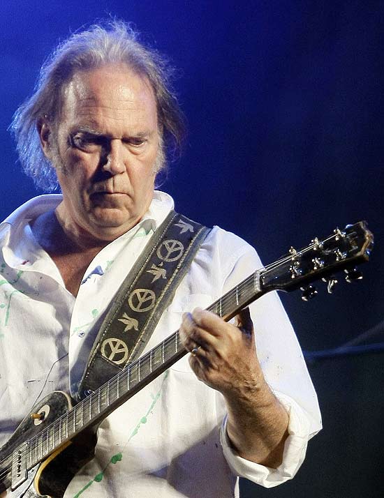 Neil Young durante performance no festival Rock in Rio na Espanha em junho de 2008