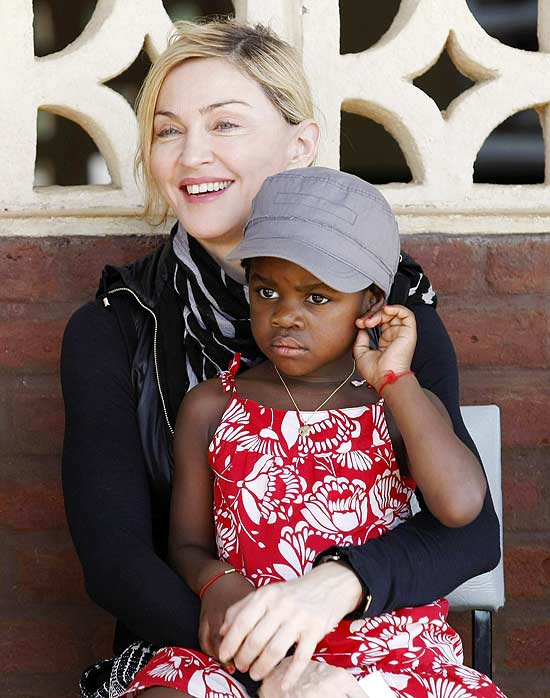 Madonna segura a filha adotiva malauiana Mercy James
