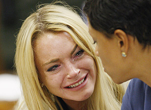 Lindsay Lohan chora ao lado de sua ento advogada, Shawn Chapman Holley, aps ser condenada a trs meses de priso