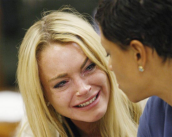 Atriz Lindsay Lohan chora ao ouvir a sentena pela qual  condenada a passar 90 dias na priso