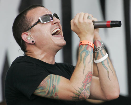 Texto: Música: Chester Bennington, vocalista da banda Linkin Park, durante o Live 8 Concert, show na Philadelphia (EUA). ** FILE ** Linkin Park