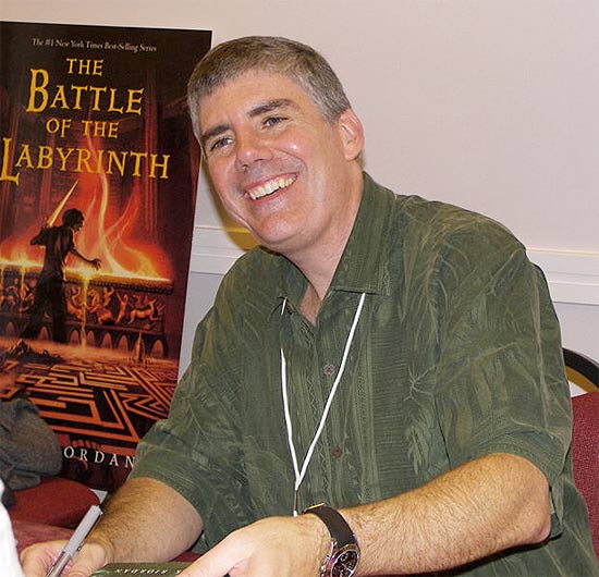 Descrio Rick riordan 2007.jpg Rick Riordan at the 2007 Texas Book Festival, Austin, Texas, United States. Data 3 de novembro de 2007(2007-11-03) Fonte  2007 Larry D. Moore