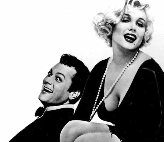 Tony Curtis posa com Marilyn Monroe. com quem contracenou na comdia "Quanto Mais Quente Melhor"