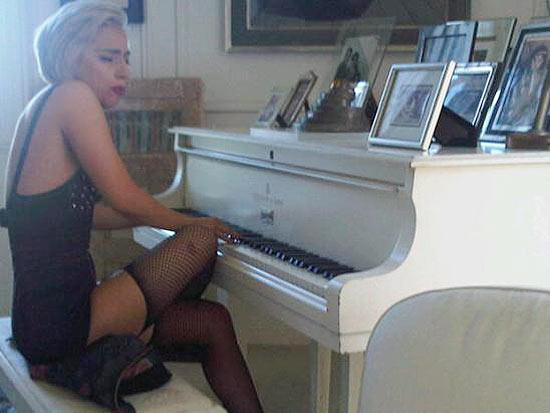 lady gaga toca piano de john lennon na casa de yoko ono e sean ono lennon