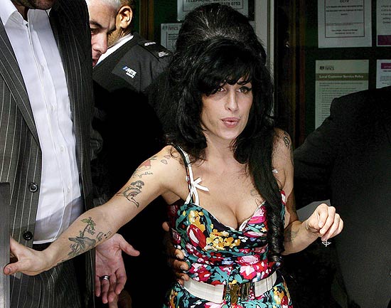 Texto: A cantora britânica Amy Winehouse na saída do Tribunal de Westminster. A cantora compareceu ao tribunal em razão da acusação de agressão contra uma fã durante uma baile de caridade, em 2008. *** FT02 LONDRES (REINO UNIDO) 17/03/09.- La cantante britÆnica Amy Winehouse a su salida del juzgado de primera instancia de Westminster hoy martes 17 de marzo en el centro de Londres (Reino Unido). Winehouse compareciú ante el tribunal acusada de agresiún por propinar varios golpes a una admiradora durante un baile benØfico celebrado el aæo pasado. EFE/Felipe Trueba