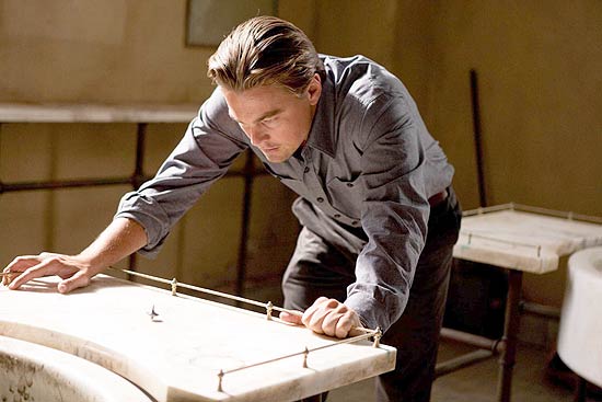 O ator Leonardo DiCaprio vive ladrão de sonhos perturbado pela morte da mulher