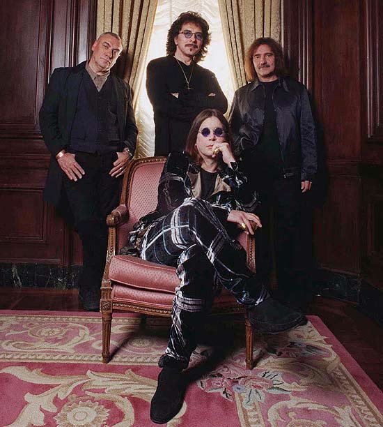 Texto: **FILE**Members of the heavy metal band Black Sabbath pose in New York Oct. 16, 1998. Seated is Ozzy Osbourne. Standing from left are; Bill Ward, Tony Iommi and Geezer Butler. The group along with Miles Davis and the Sex Pistols are among five musical legends to be inducted into the Rock and Roll Hall of Fame, the organization announced Monday, Nov. 28, 2005. (AP Photo/Jim Cooper)